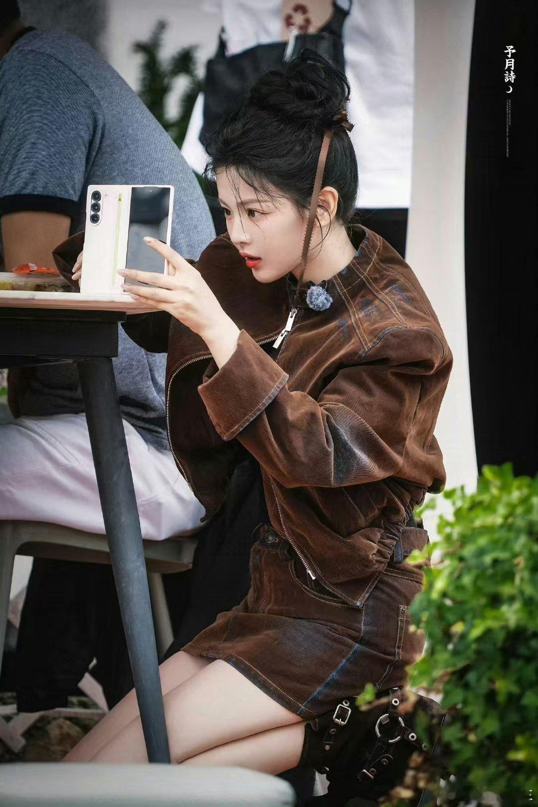 #杨超越拍照拍上瘾了# 杨超越的摄影技术真是越来越棒了，这次和杨迪一起出国，直接