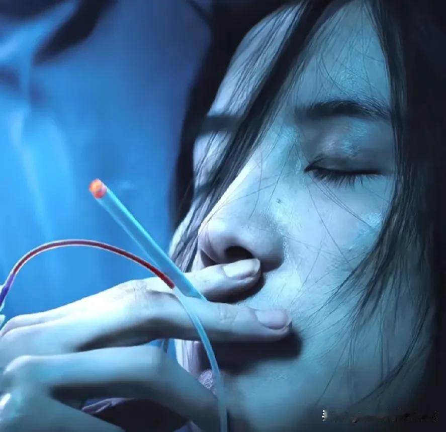还记得那个画面吗？就是那部电影，宋佳好美啊！血液流淌，她举起烟，哇，那一瞬间太迷