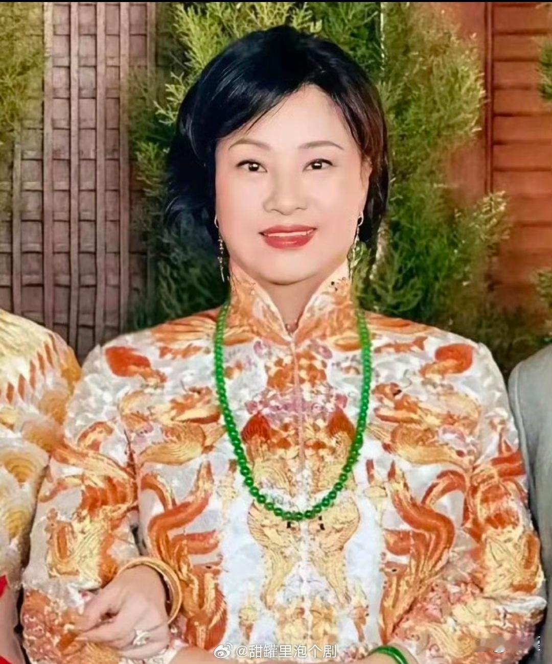 据悉，赌王三太的帝王绿翡翠手镯乃是赌王所赠，购买之时就价值三千万，而三太一直佩戴