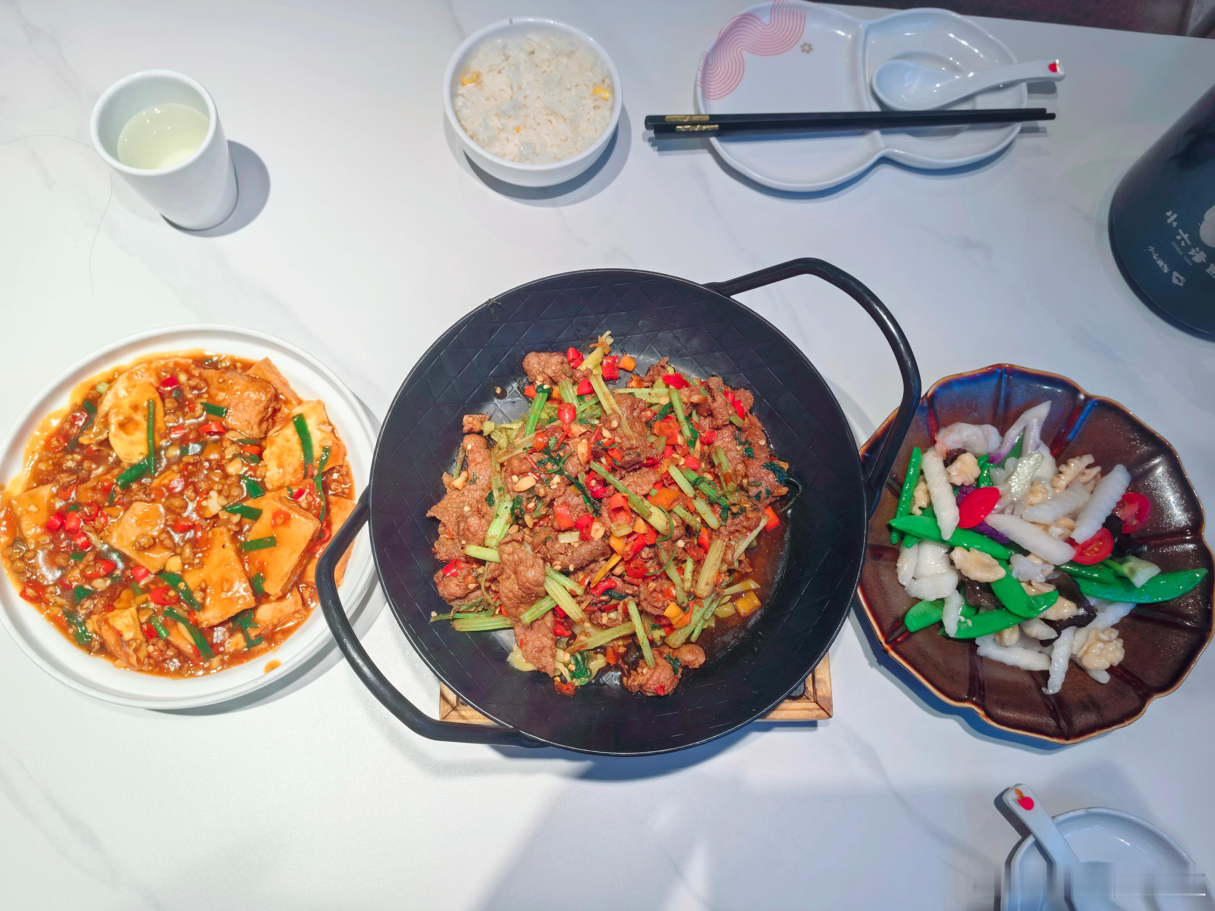 今日午餐 逛累了吃饱喝足回家睡觉去！这商场吃的选择不多，就来个家常小炒解决一下午