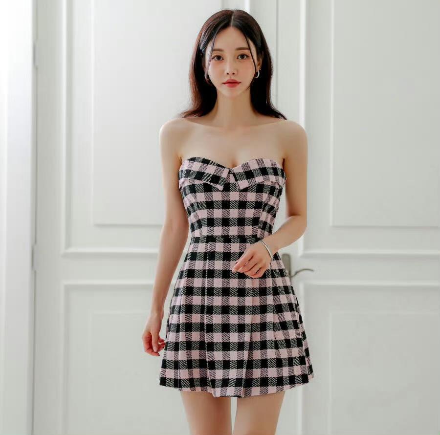什么样的穿搭可以成为气质女神?救命！这条粉黑格纹抹胸裙直接焊在身上吧！
又甜又辣
