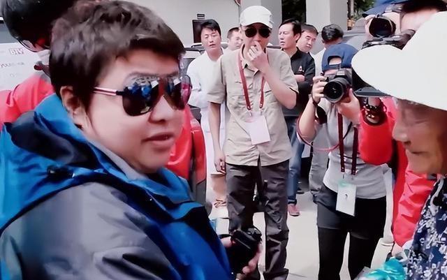 韩红因为站台朋友电影首映式说走个面引发了巨大的风波，这把火更烧到了她这么多年投入