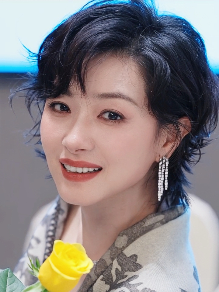 万茜[超话] wq万茜群星 wq万茜八千里路云和月 一路馨香，一路优雅。你是表里