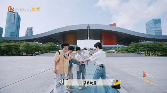 第一次见广场上成立的男团 别人成团靠舞台，他们成团靠广场！敖子逸、余承恩、颜安、