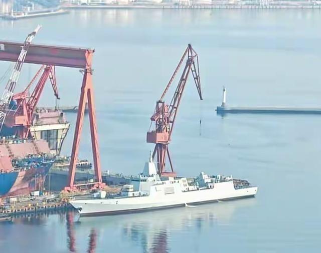新下水的055大驱B炮位被挡了起来，这似乎预示着这里安装了非同一般的武器，到底是