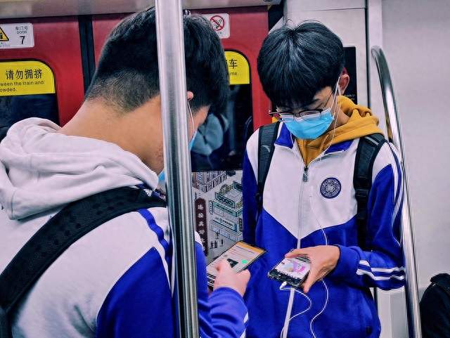 本科生“回炉”读技校成潮：多地开设大学生技师班。
