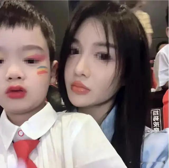四川，一位年轻妈妈要去参加儿子幼儿园的毕业典礼，为了不给孩子“丢脸”，她特意弄了