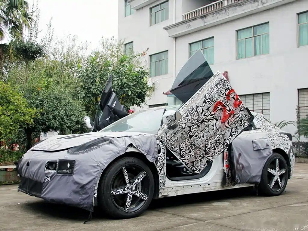 原来2021年就出现鸥翼001了 车头线条和量产版也不一样 