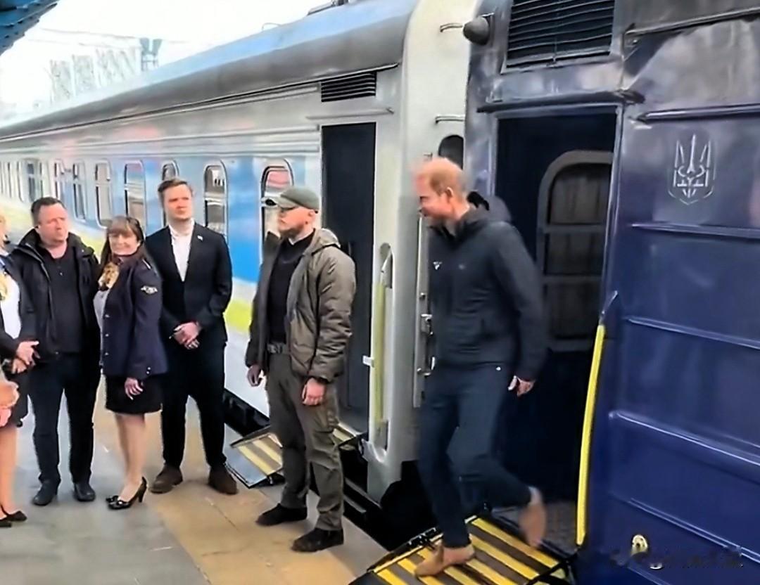 英国哈里王子访问乌克兰基辅，呼吁美国支持乌克兰。 

哈里王子现在不能代表王室了