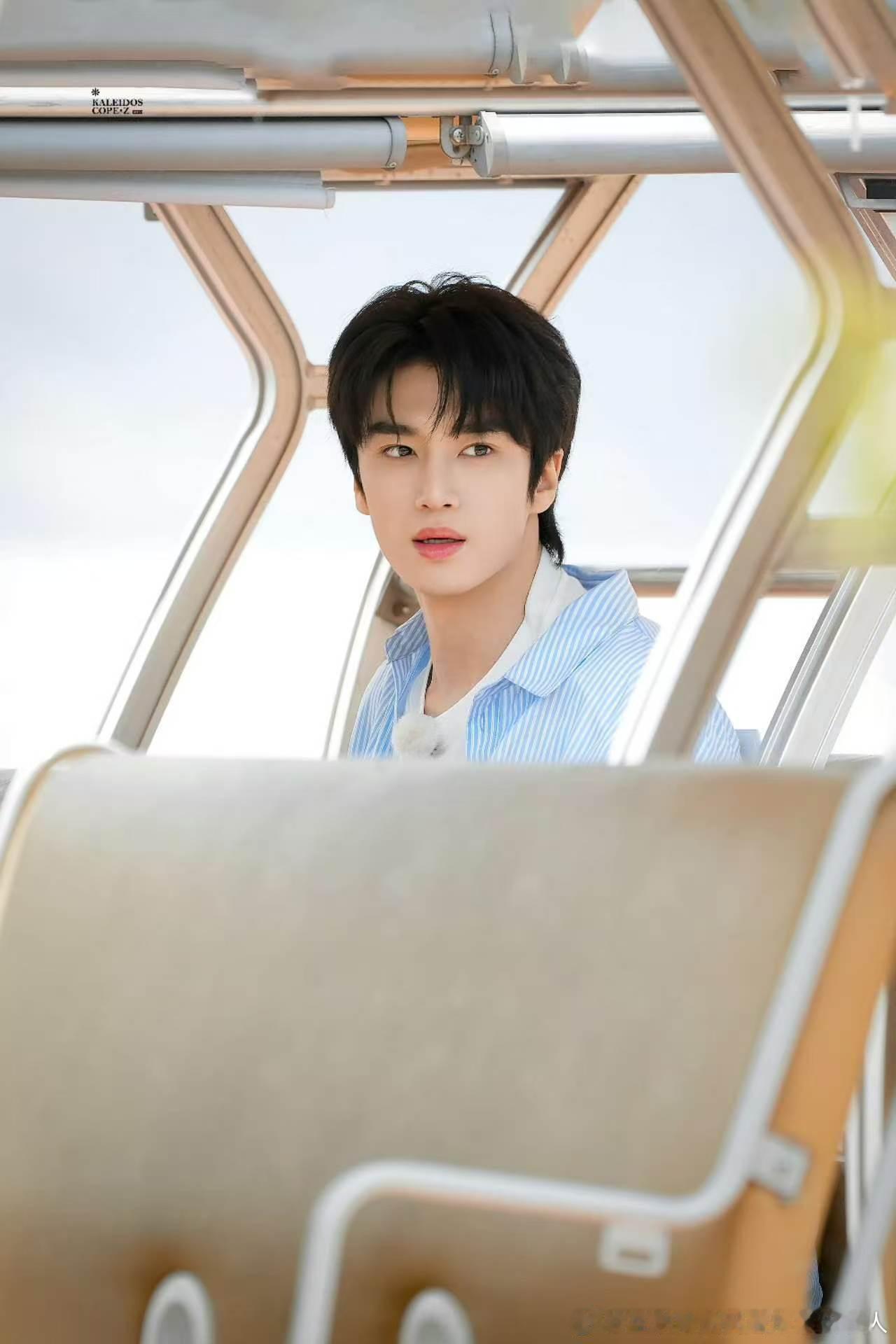 张康乐奔跑吧上班路透张康乐奔跑吧清爽男大奔跑吧 张康乐穿得清清爽爽去录跑男，像极