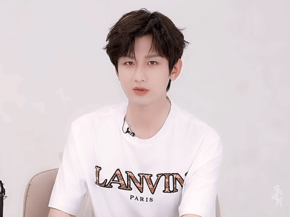 因为是你 所以会从难过到欢喜你一定会 从微微萤火变成一束光在视野的最前方 第一眼