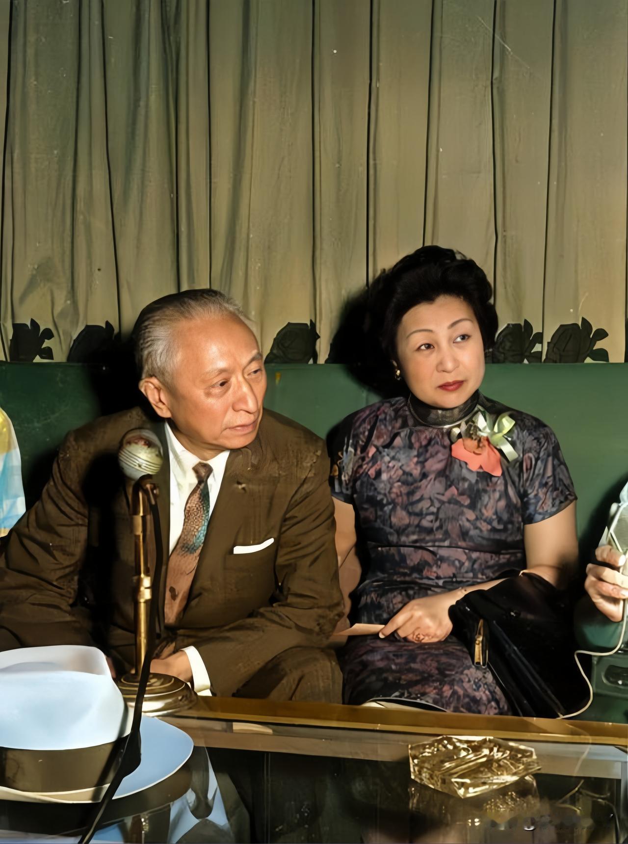 这是上世纪六十年代民国第一外交家顾维钧与他的第四任夫人严幼韵到台湾参加活动时留下