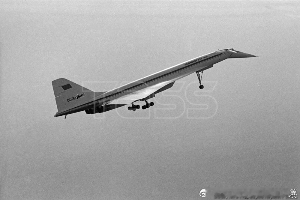 1975 年12月26日，世界上第一架超音速客机图-144在苏联莫斯科至阿拉木图