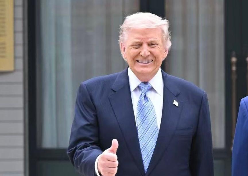 特朗普结束访华疯狂星期四过了，所以他也回去了。第一次见老头开心成这样，我大中国待