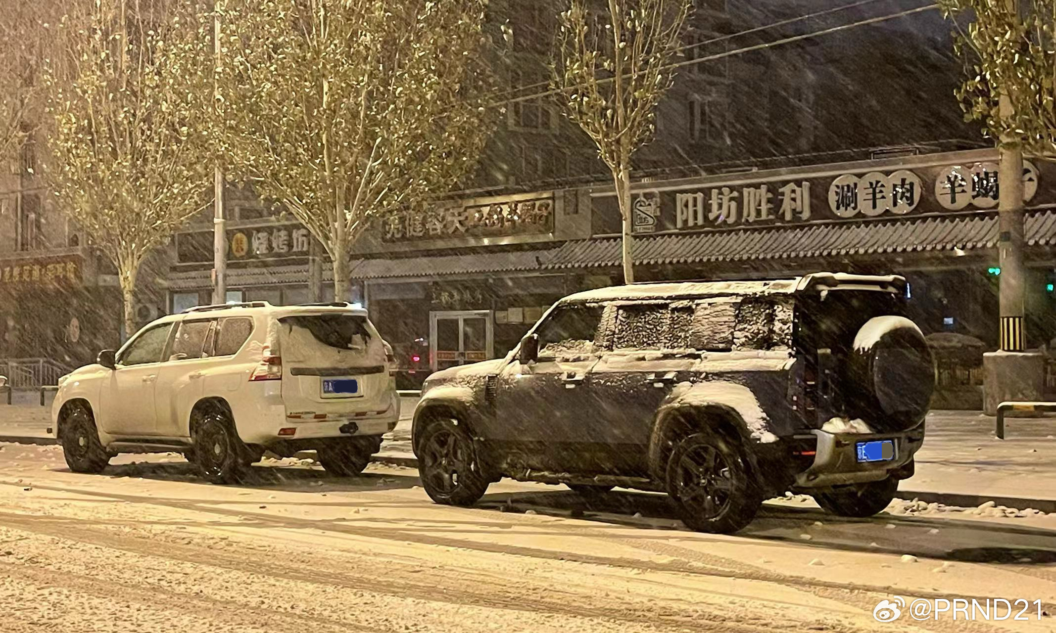 昨儿去吃夜宵时，凯文拍下了图1，150系霸道看上去比卫士110小了一圈[哆啦A梦