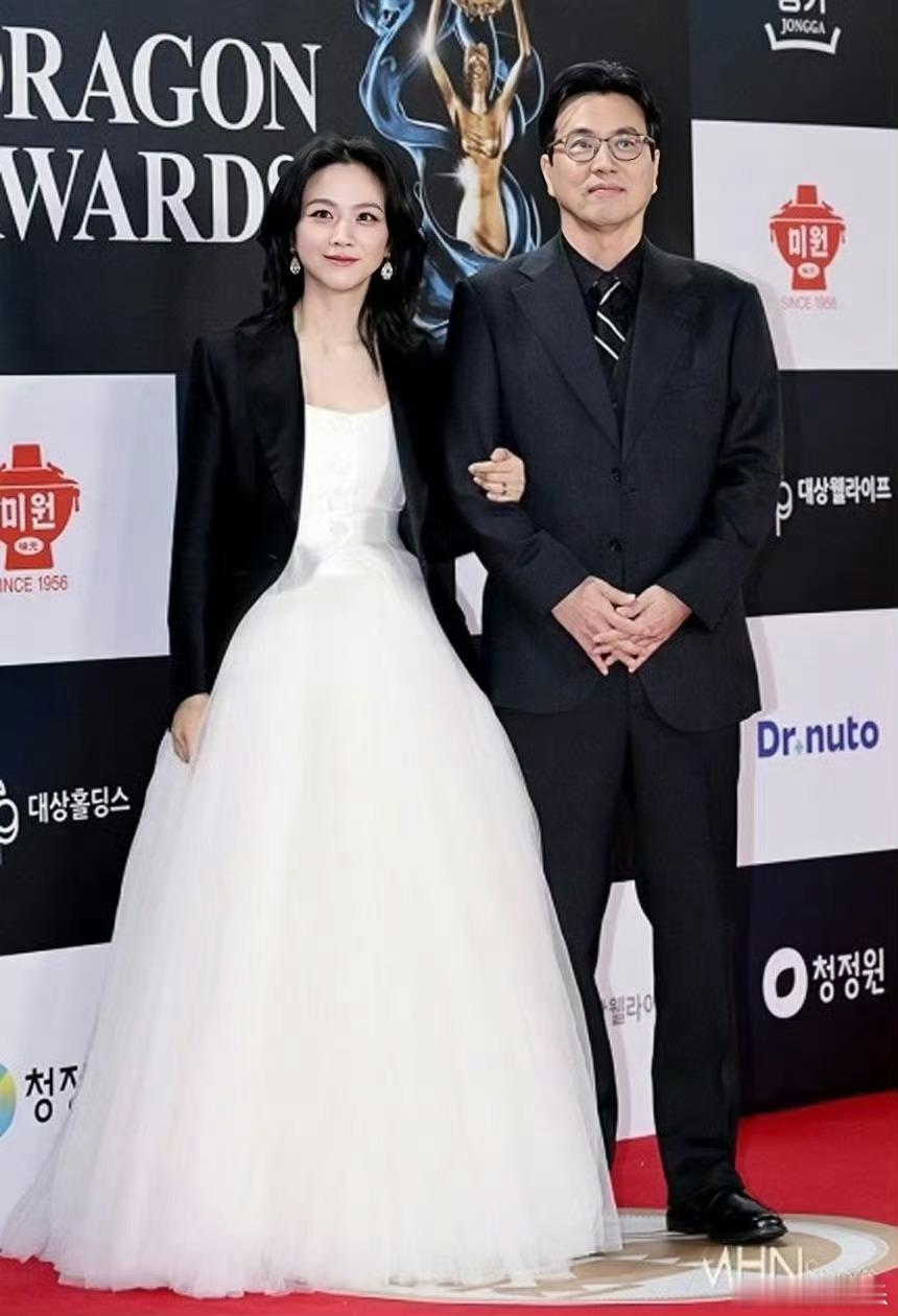 汤唯确认怀二胎据韩媒报道，汤唯方相关人士表示“演员汤唯确实怀了第二个孩子”，具体