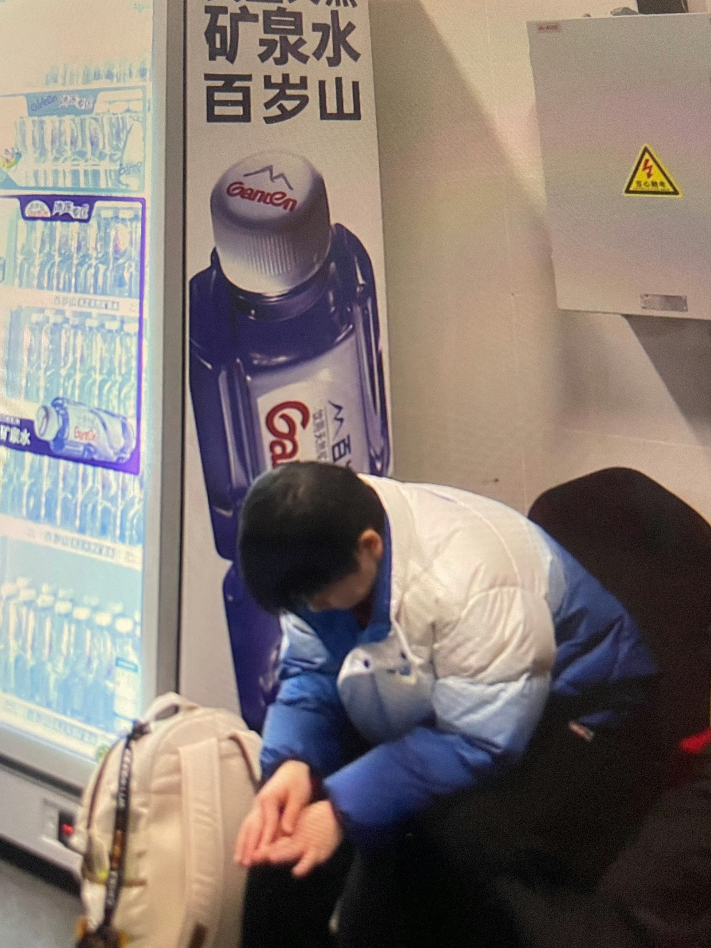 天气凉了，莎莎记得保暖#孙颖莎摸暖气暖暖手# #孙颖莎期待有更好的表现##孙颖莎