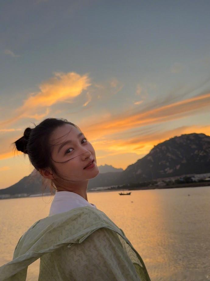 关晓彤落日下的侧颜   关晓彤落日下的侧颜也真的是特别的美丽了呀，高丸子头的造型