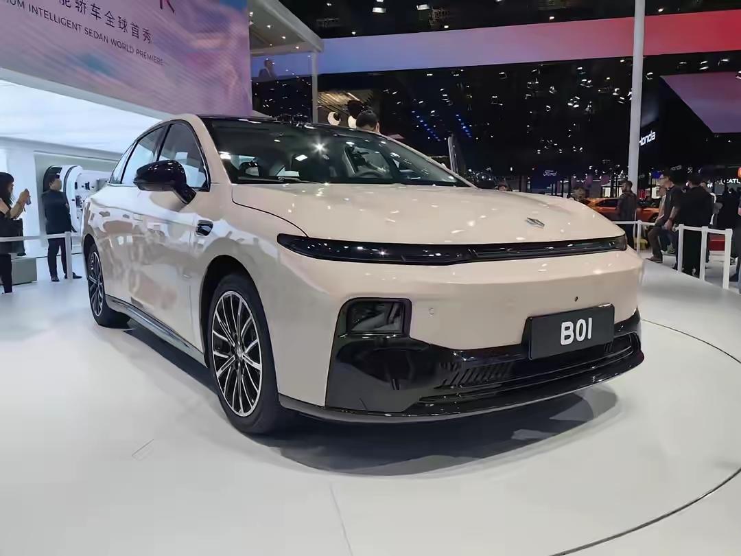 刚加完油，450块，才跑了一个星期多点。看了一眼手机支付记录，心里骂了一句。
