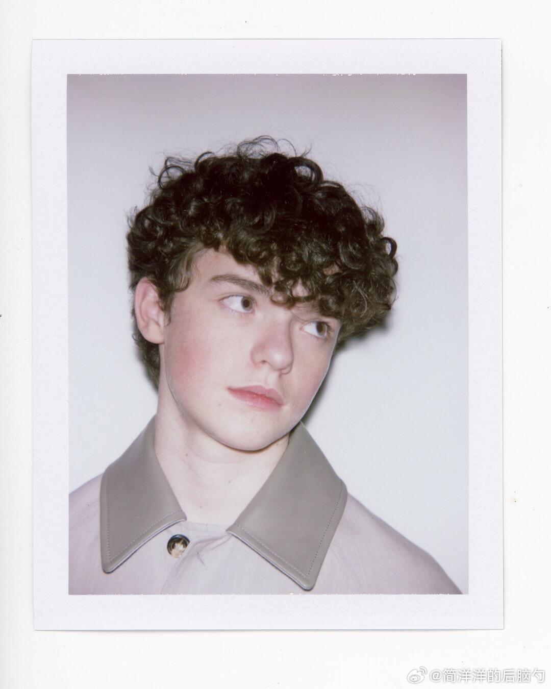 欧文库珀获得金球奖时的拍立得照片，小卷毛可可爱爱 跨年电影愿