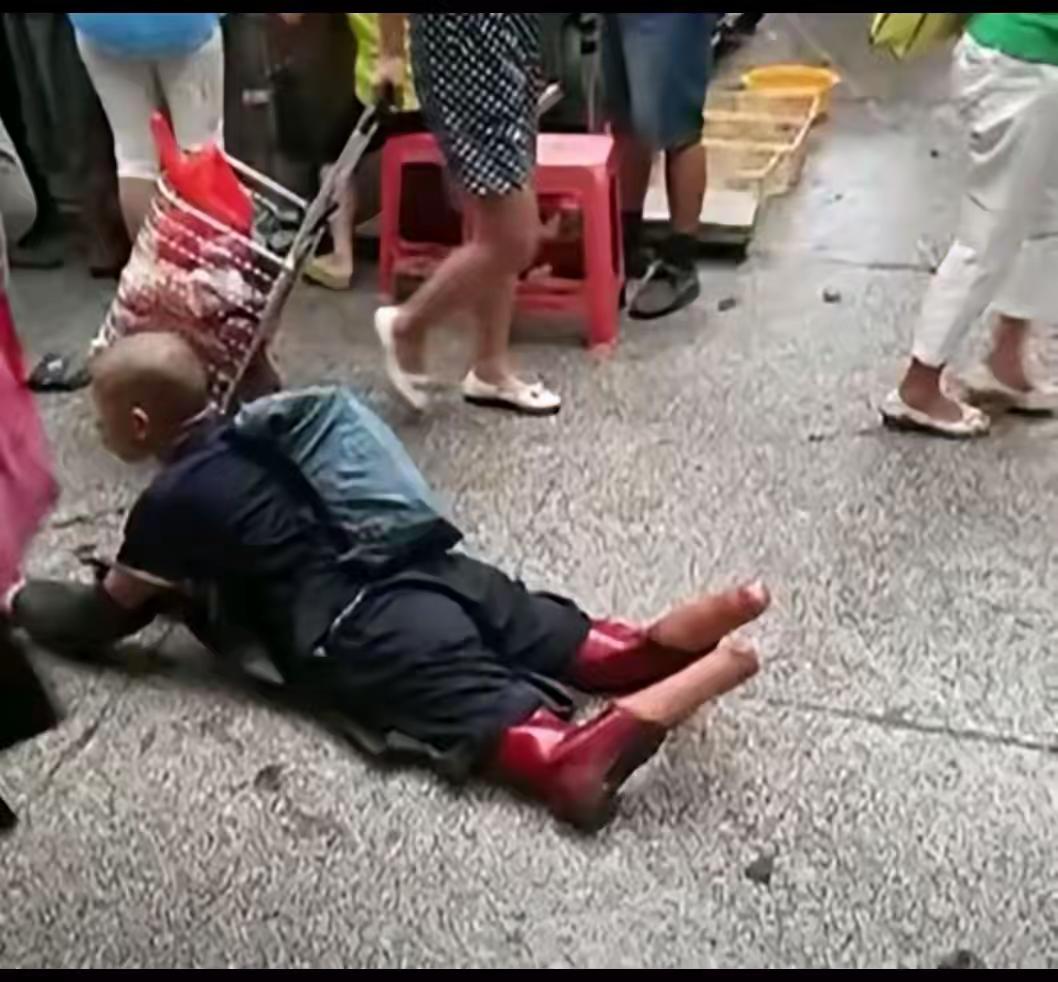 比拐卖更可怕！湖南男子失踪12年，被截去双腿强迫乞讨，同学街头认出解救！

当我