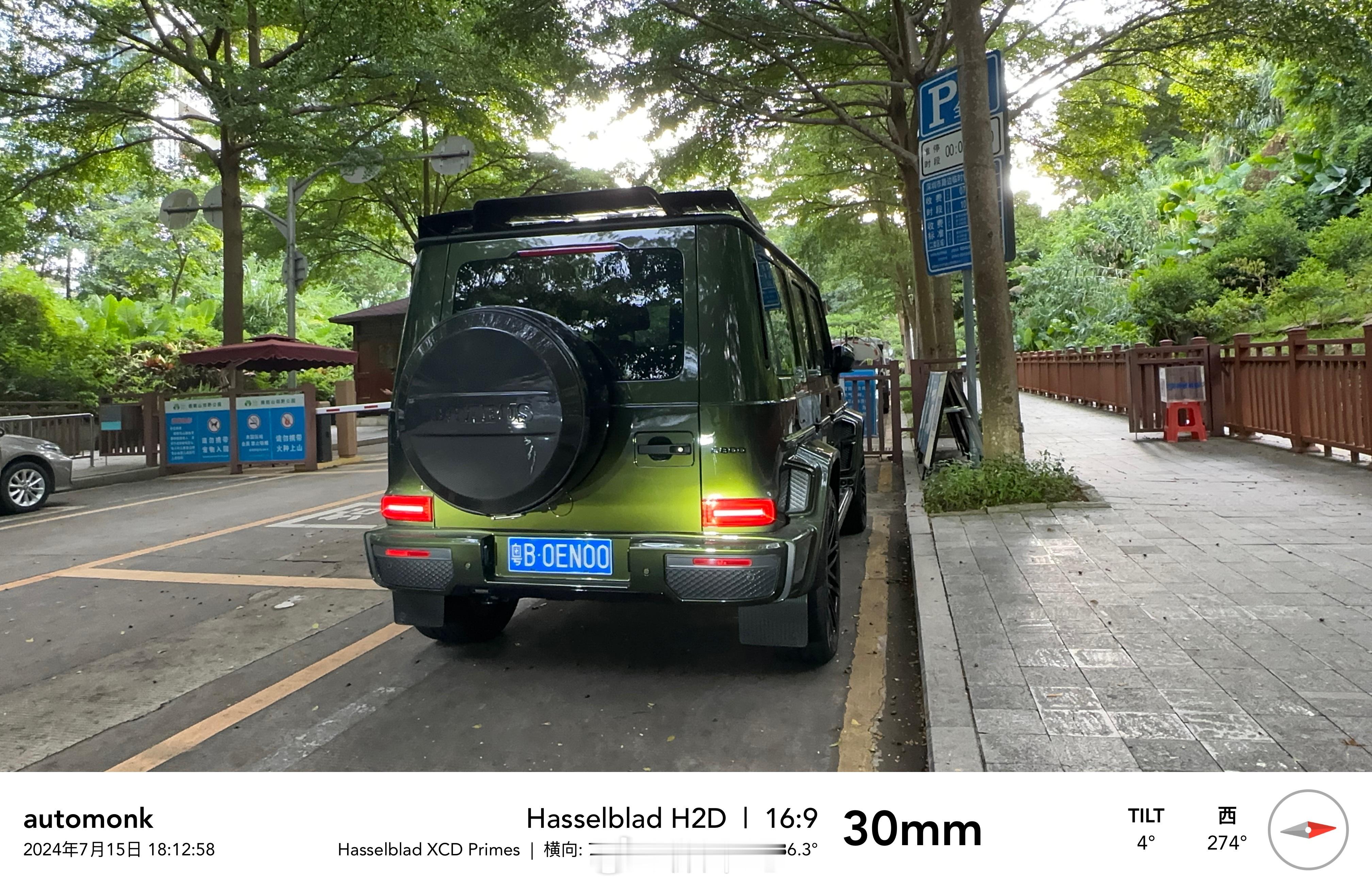 山脚下的Brabus G，这个颜色叫什么绿？经车灯补光后绿的质感十足，00车牌号