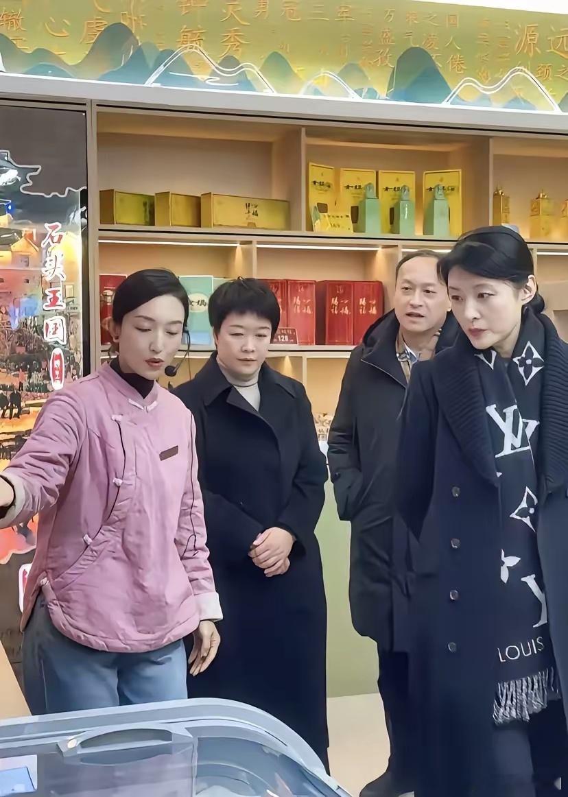 主持人周涛最近在淄博考察，这气质在线。[赞] 