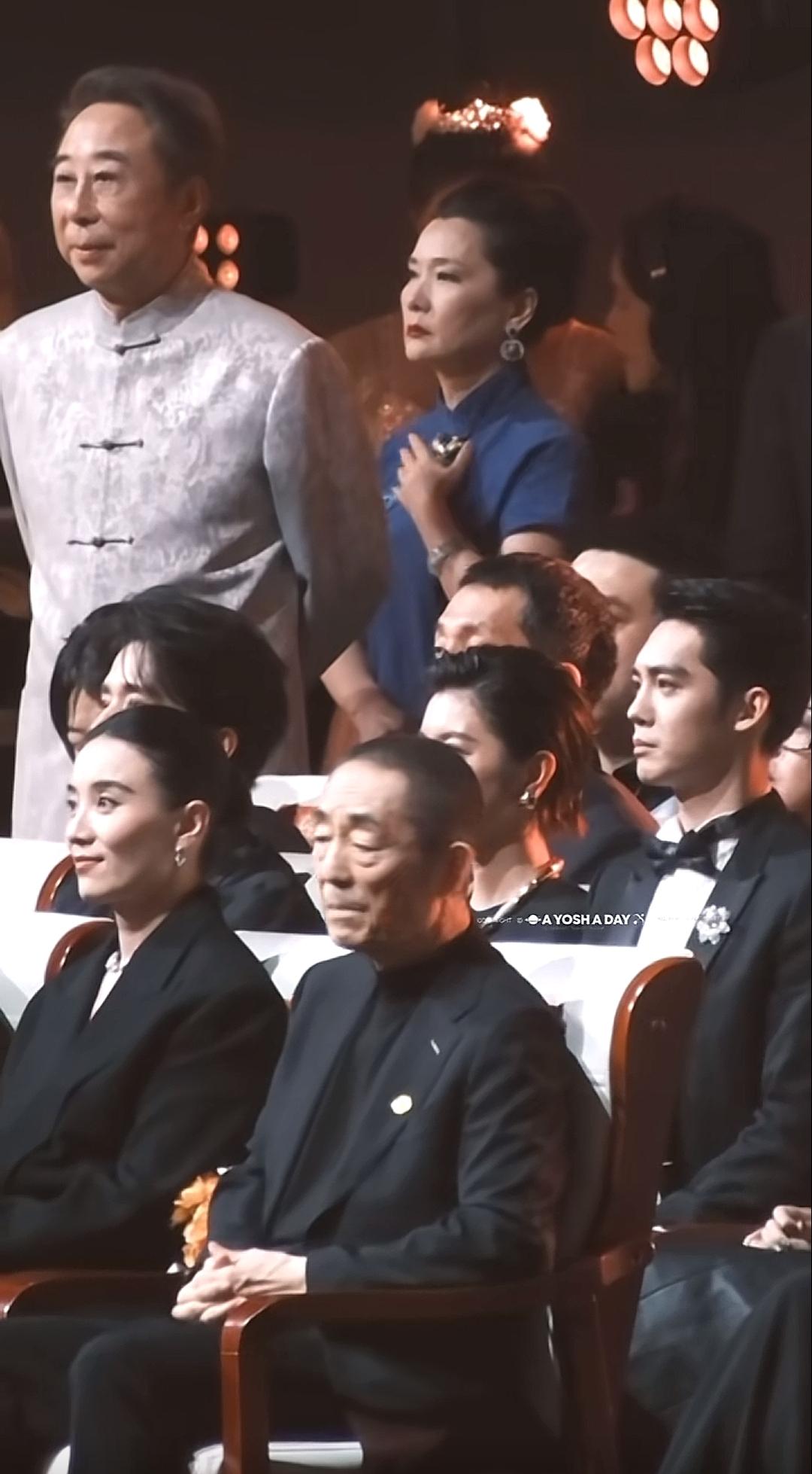 一场盛大的颁奖典礼，观众们正聚精会神。都是大咖啊？你认识几位？[作揖][玫瑰]庄