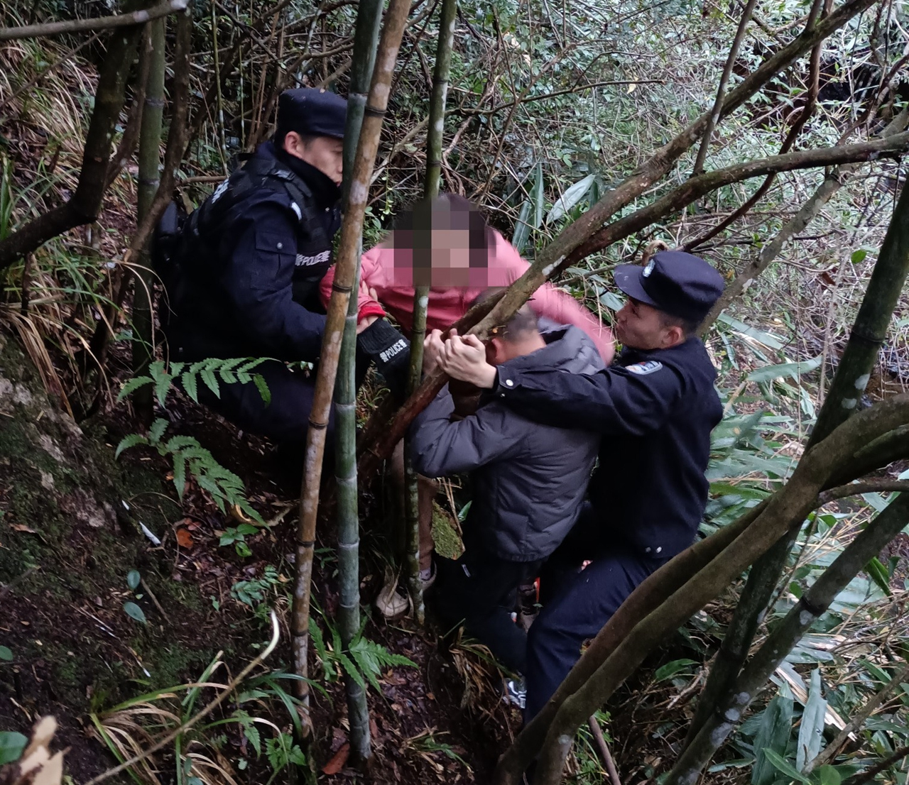 警民联手营救六旬遇险游客 时隔3天她专程打来电话道谢