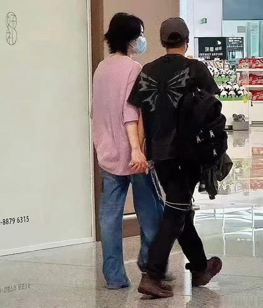 王菲谢霆锋机场十指紧扣谢霆锋王菲机场十指紧扣 啊啊啊啊王菲谢霆锋机场十指紧扣！好