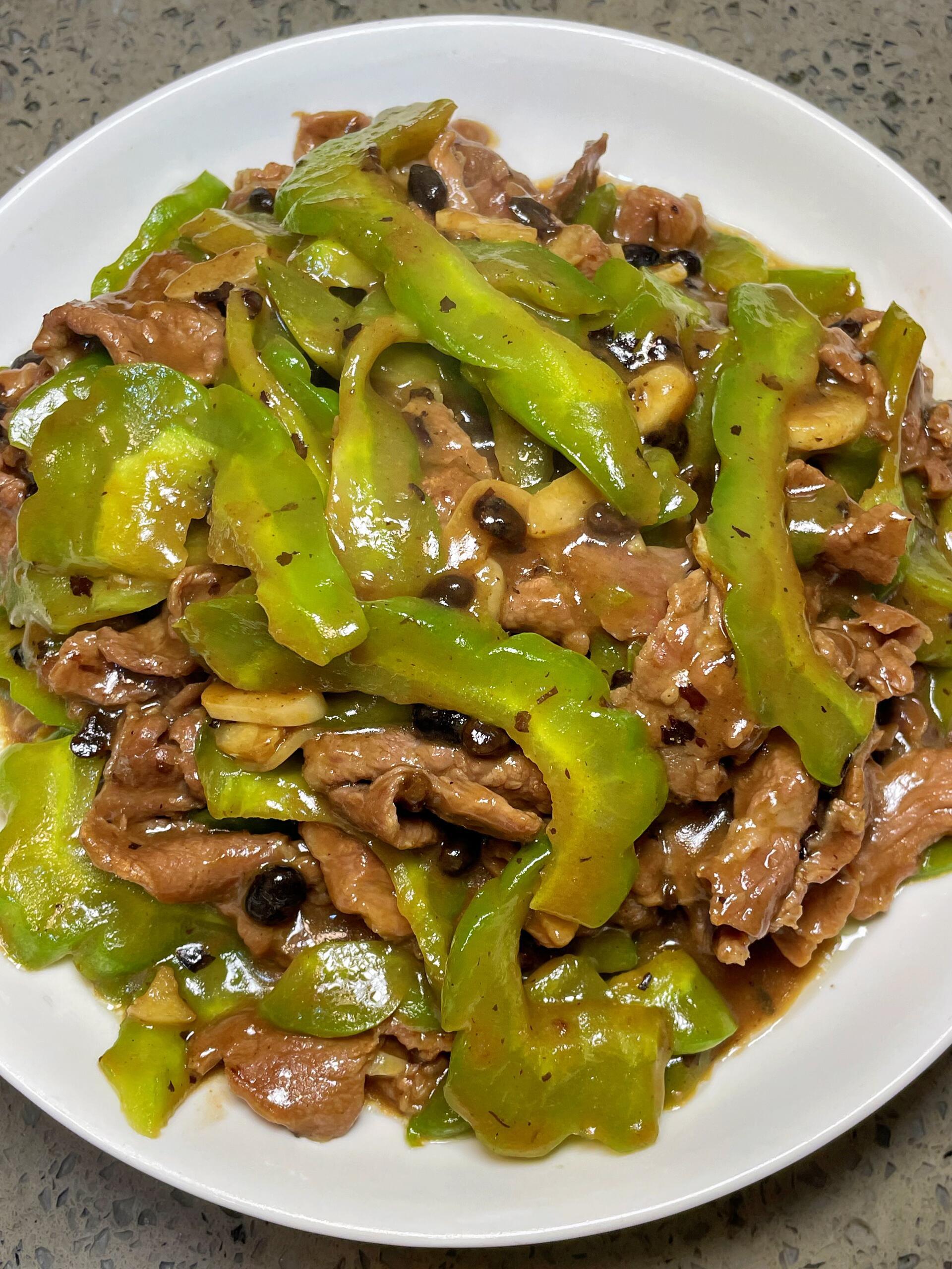 苦瓜炒牛肉！简单美味的家常菜！ 