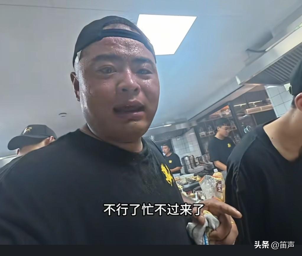 豆二两投资了几十万的饭店终于开业了
去的人特别的多，这下把二顺子的顾客都吸引过来