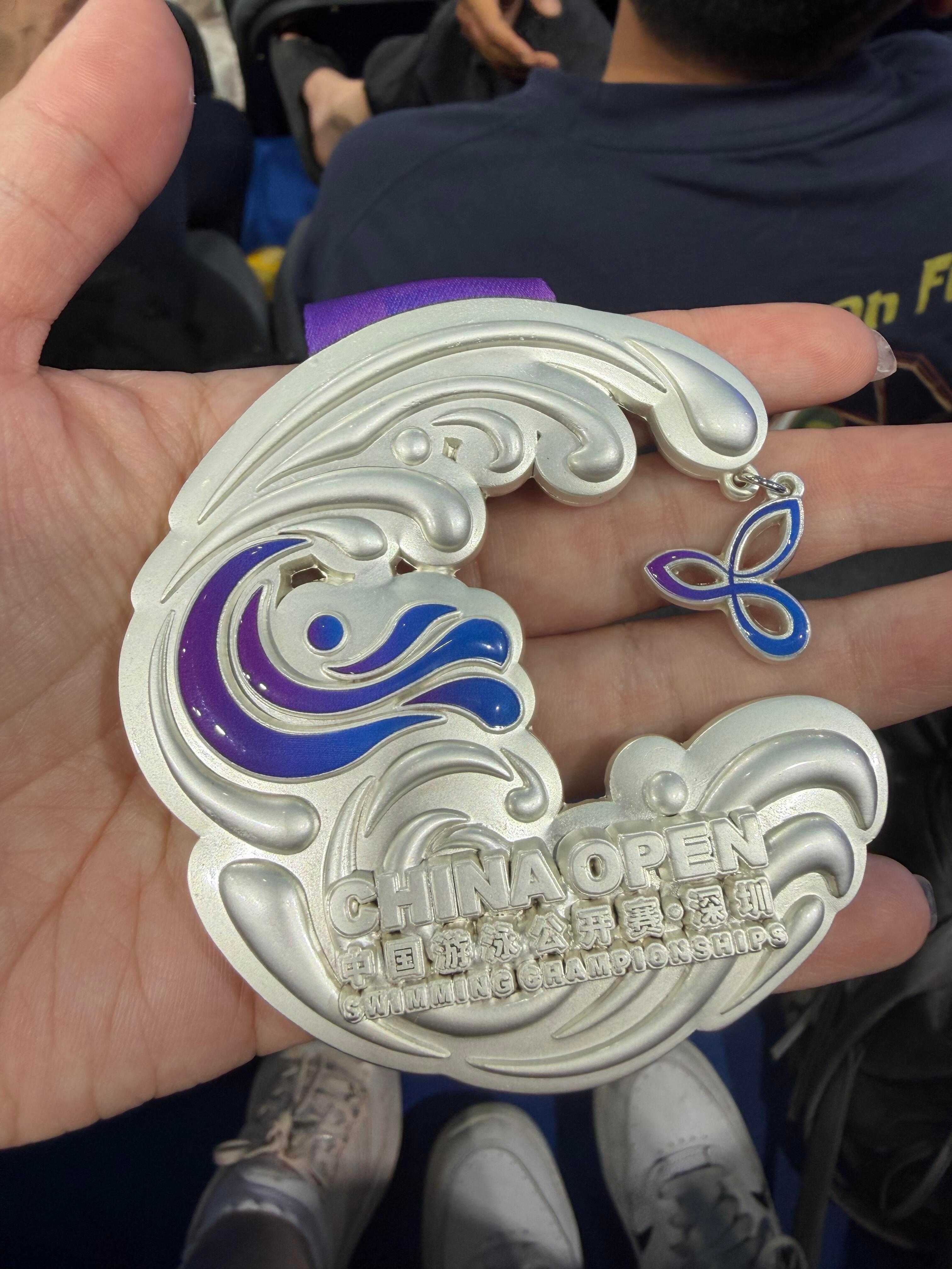 美国游泳选手把银牌送给观众不行了 道格拉斯直接把奖牌送了哈哈哈哈哈哈哈哈哈！谁懂