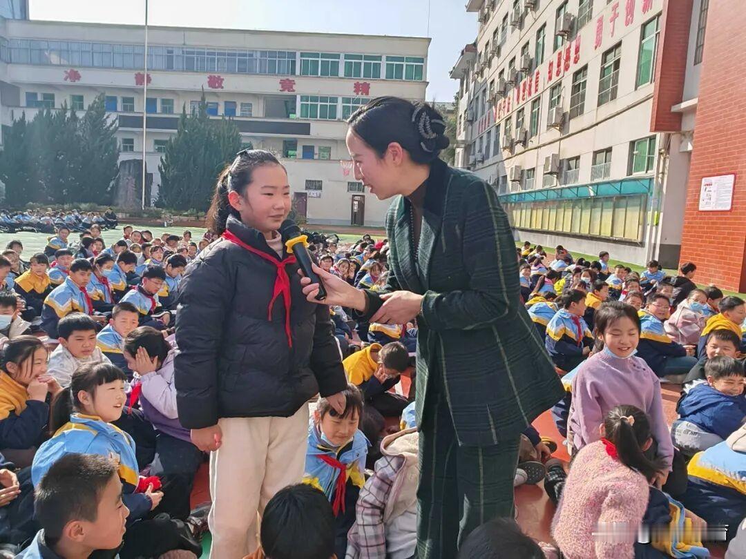 11月26日，西乡县莲花小学特邀共青团陕西省委“青春灯塔”特聘讲师王春燕老师，为