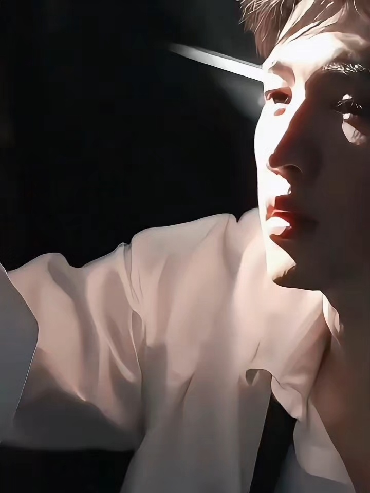 陈哲远[超话] 被陈哲远这组镜头狠狠戳中✨简单白衬衫造型，漫不经心整理领带，冷调