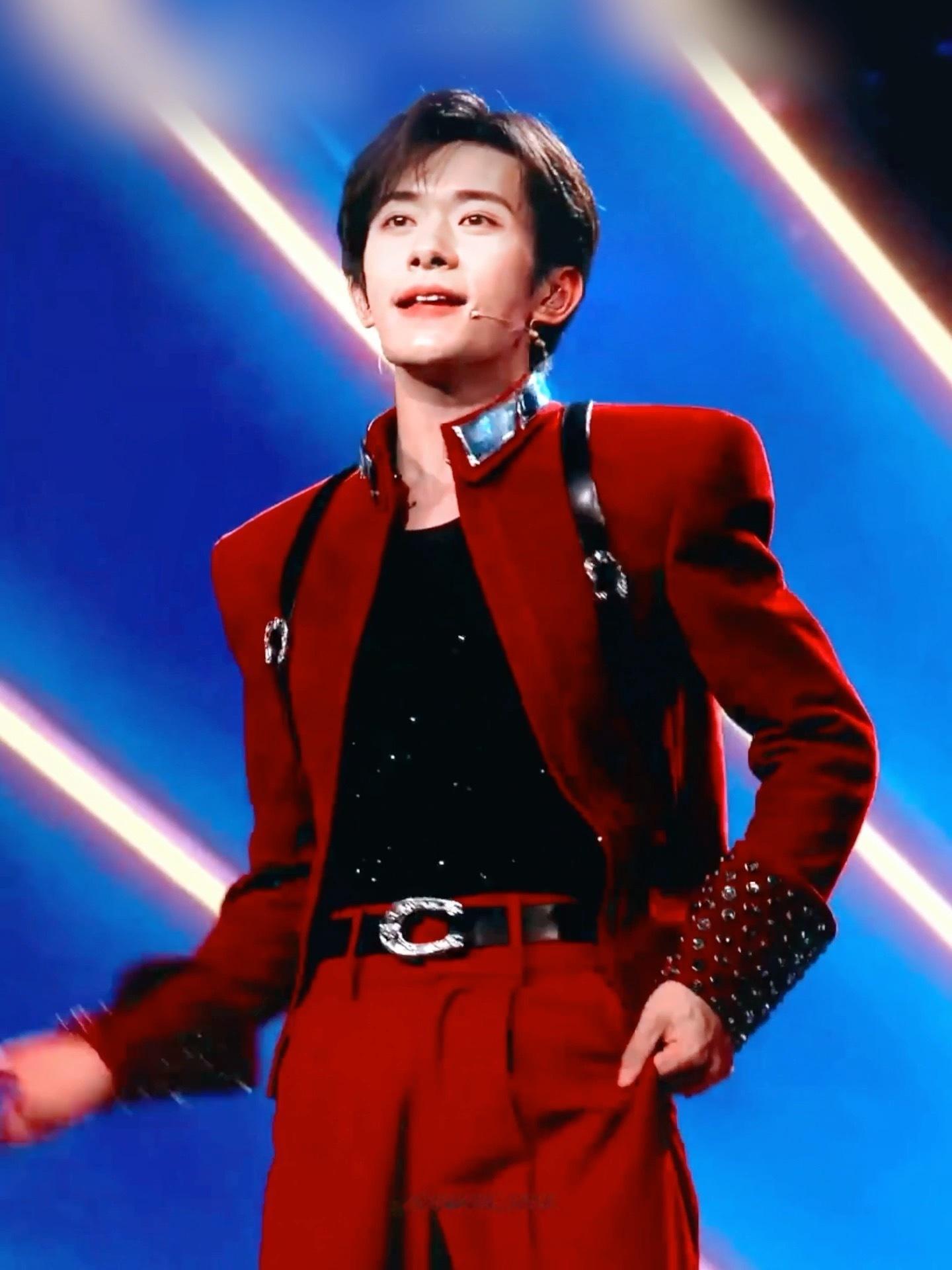 TFBOYS怎么变四个人了千玺春晚好帅呀 