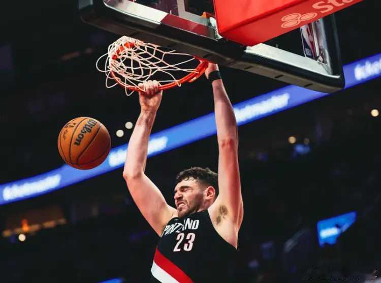 02月08日NBA常规赛开拓者主场对阵灰熊，双方展开背靠背对决。上半场双方维持6