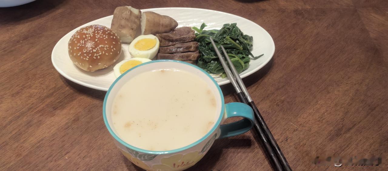 这样的早餐还缺点什么？当局者迷，旁观者清，我自己是看不出来，蛋白、粗粮主食、维生