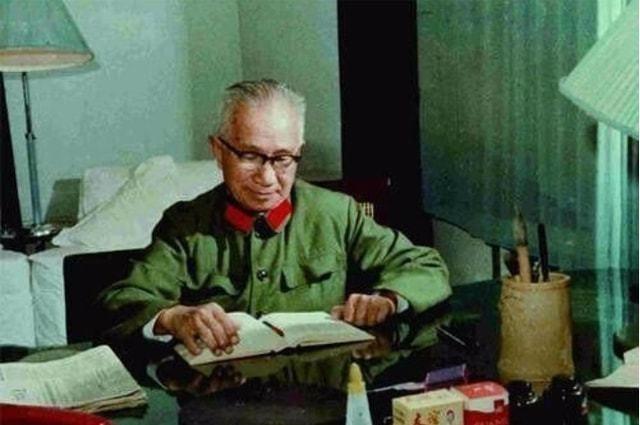 陈毅元帅追悼会上，毛主席看到了粟裕，突然趋步上前，一把紧握粟裕的手，深情地说：＂