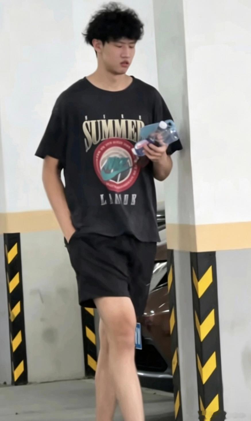 据最新消息，广东宏远已经和年轻锋线黄明依完成续约工作。俱乐部行使了独家签约权，向