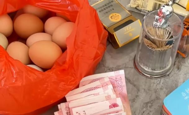 湖南湘潭，47岁的男子求娶82岁的谢奶奶，还送上了20个鸡蛋和1000元钱，谢奶