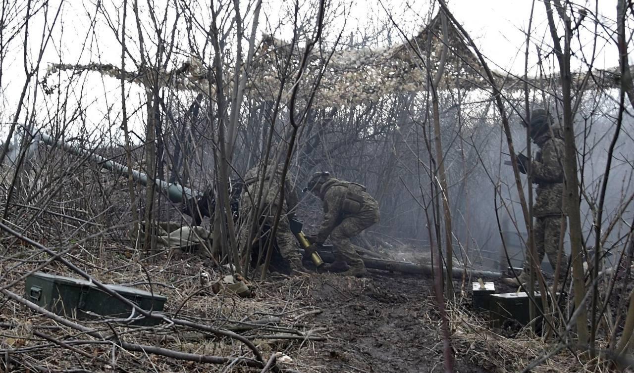巴赫穆特地区，乌军第22机械化旅的D-44 85毫米师级加农炮，顶部张开了伪装网