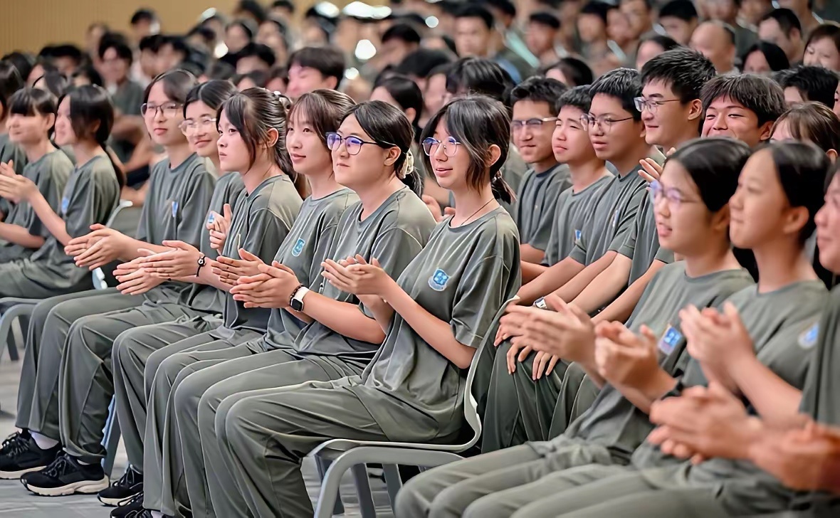 谁再叫我“奶奶”我跟谁急！董明珠很不开心！学生可以叫我董校长或者董阿姨！实在不行