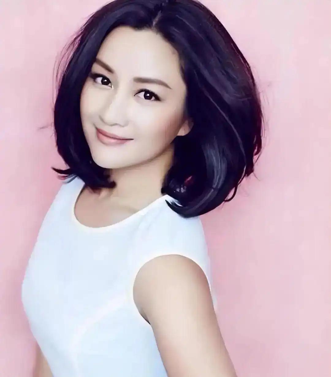 主持人问瞿颖：“你长得这么漂亮，身材又好，为什么就不拍戏了呢？”她的回答很干脆：