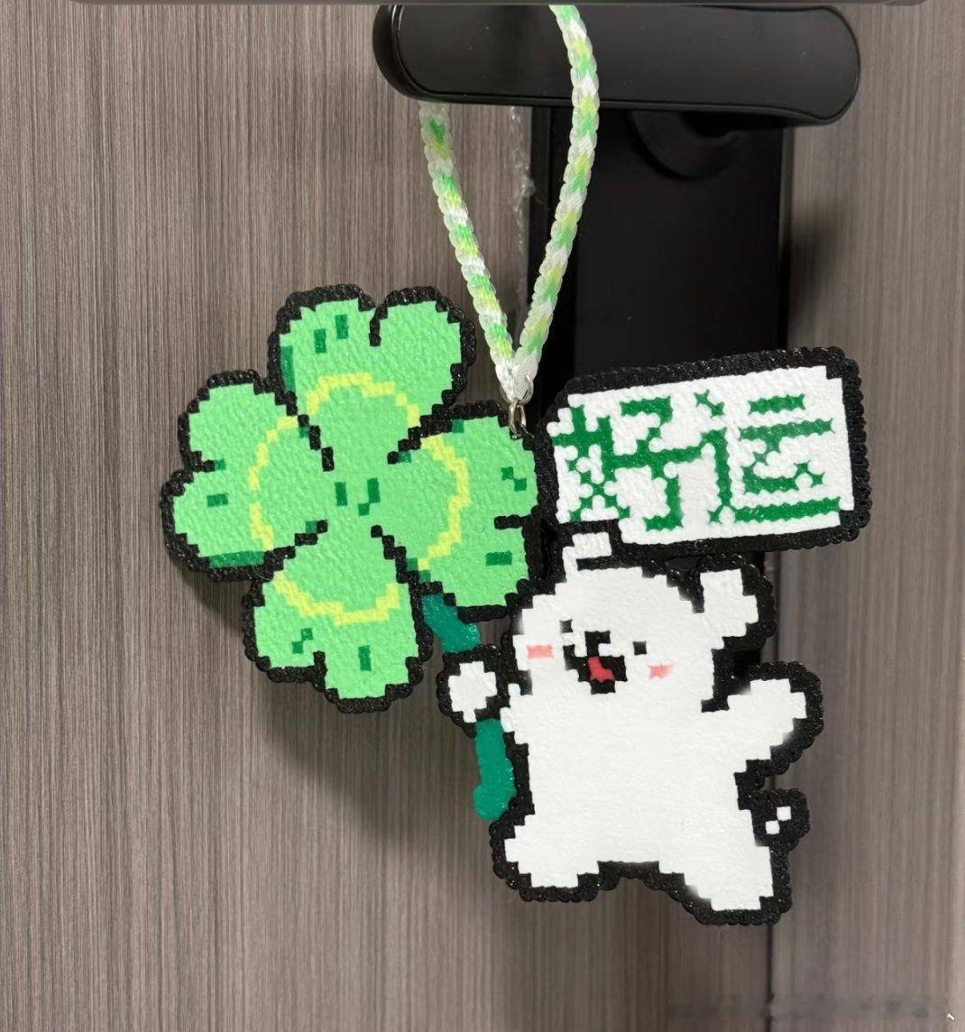 4个小时的拼豆就这样白拼了四个小时的拼豆，一点一点精心排列，最后却前功尽弃。看着