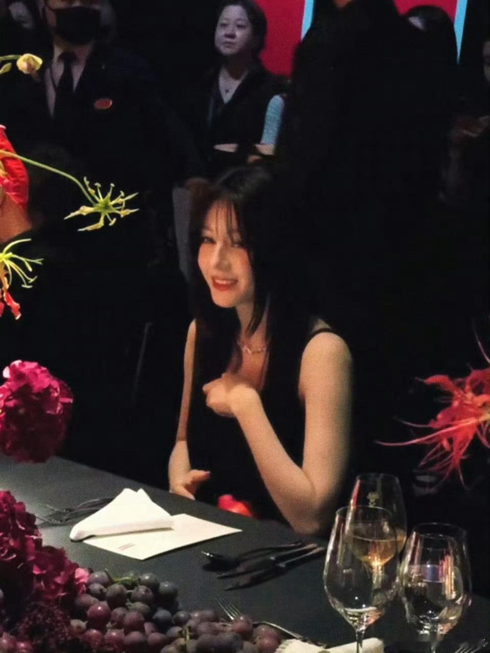 迪丽热巴六公主镜头 红毯没有王法，只有迪丽热巴的想法[抱一抱][抱一抱] ​​​