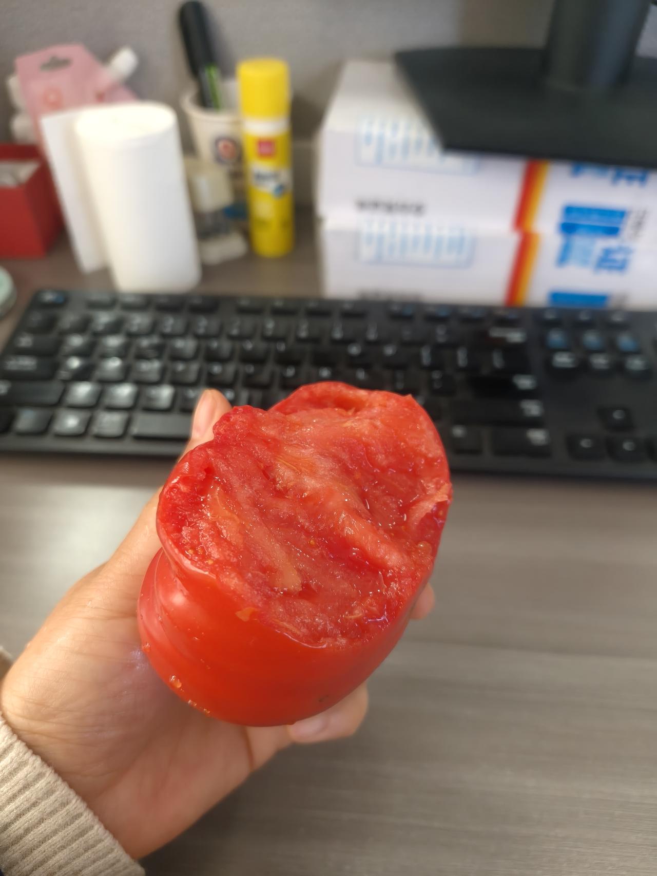 这个女人时常跟我分享她的动态！今天突然发个咬了一口的西红柿！一看这是中午休息时间