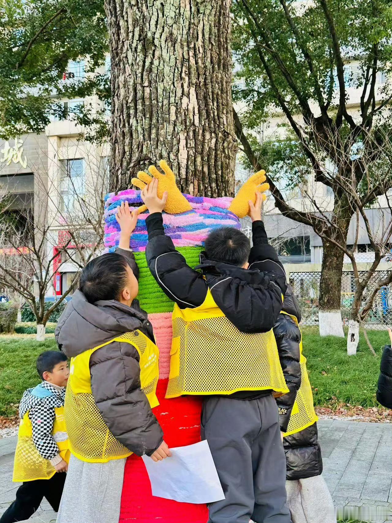 台州路桥亲子营为小树绘新衣共迎绿色新年路北街道五洋社区趣味亲子活动上线，科普+手