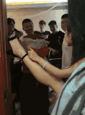 遇到这样的伴娘，我只能说，兄弟们，不要矜持，也不要客气，直接扛走。[捂脸][捂脸