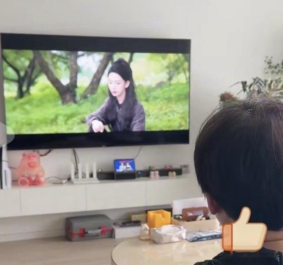 陈瑶妈妈也在追九门我家那闺女戏里是气场强大的霍仙姑，回到现实，陈瑶还能和妈妈唠剧